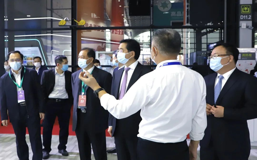 自治區(qū)人大常委會副主任張曉欽、自治區(qū)住房城鄉(xiāng)建設(shè)廳廳長唐標(biāo)文一行蒞臨中信恒泰展位參觀指導(dǎo)